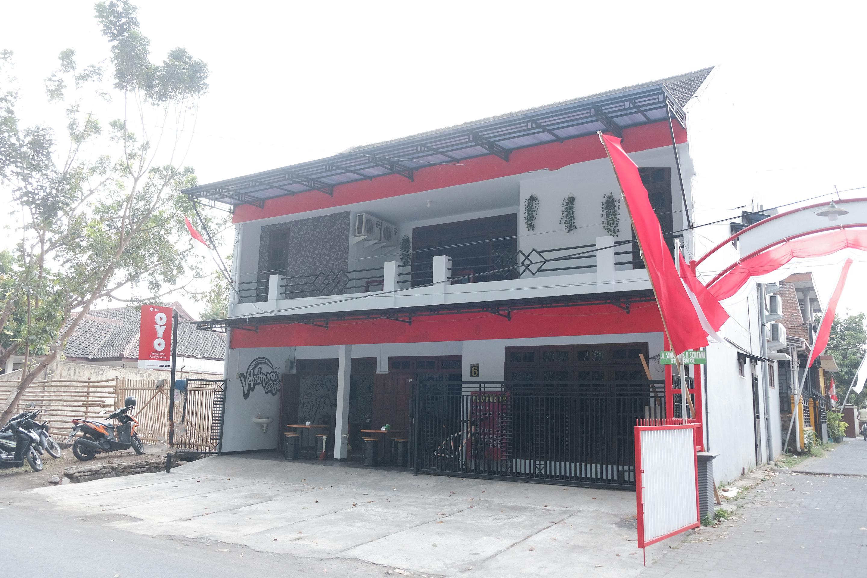 Hotel Oyo 1380 Velodrome Family House Syariah Malang Esterno foto