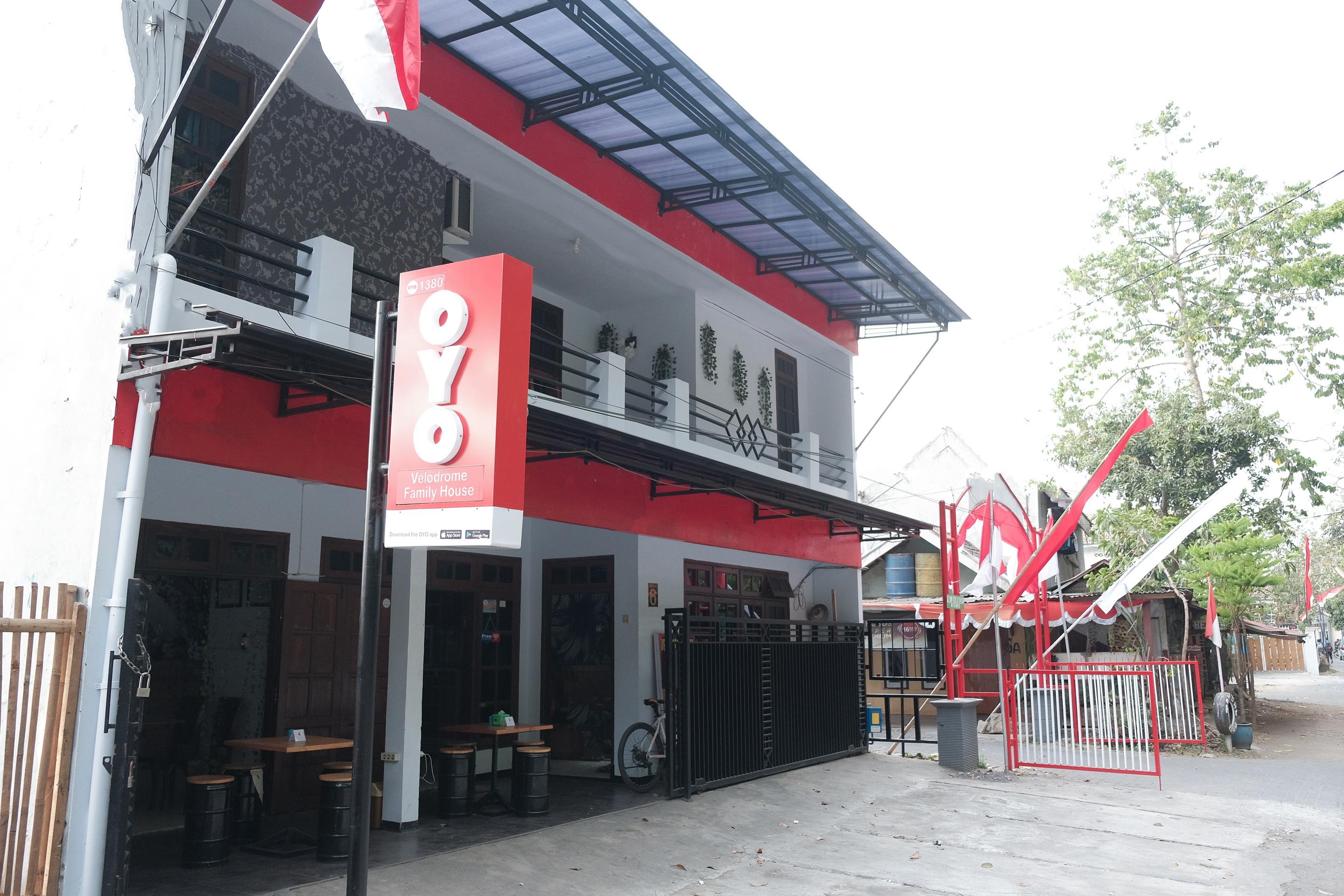 Hotel Oyo 1380 Velodrome Family House Syariah Malang Esterno foto