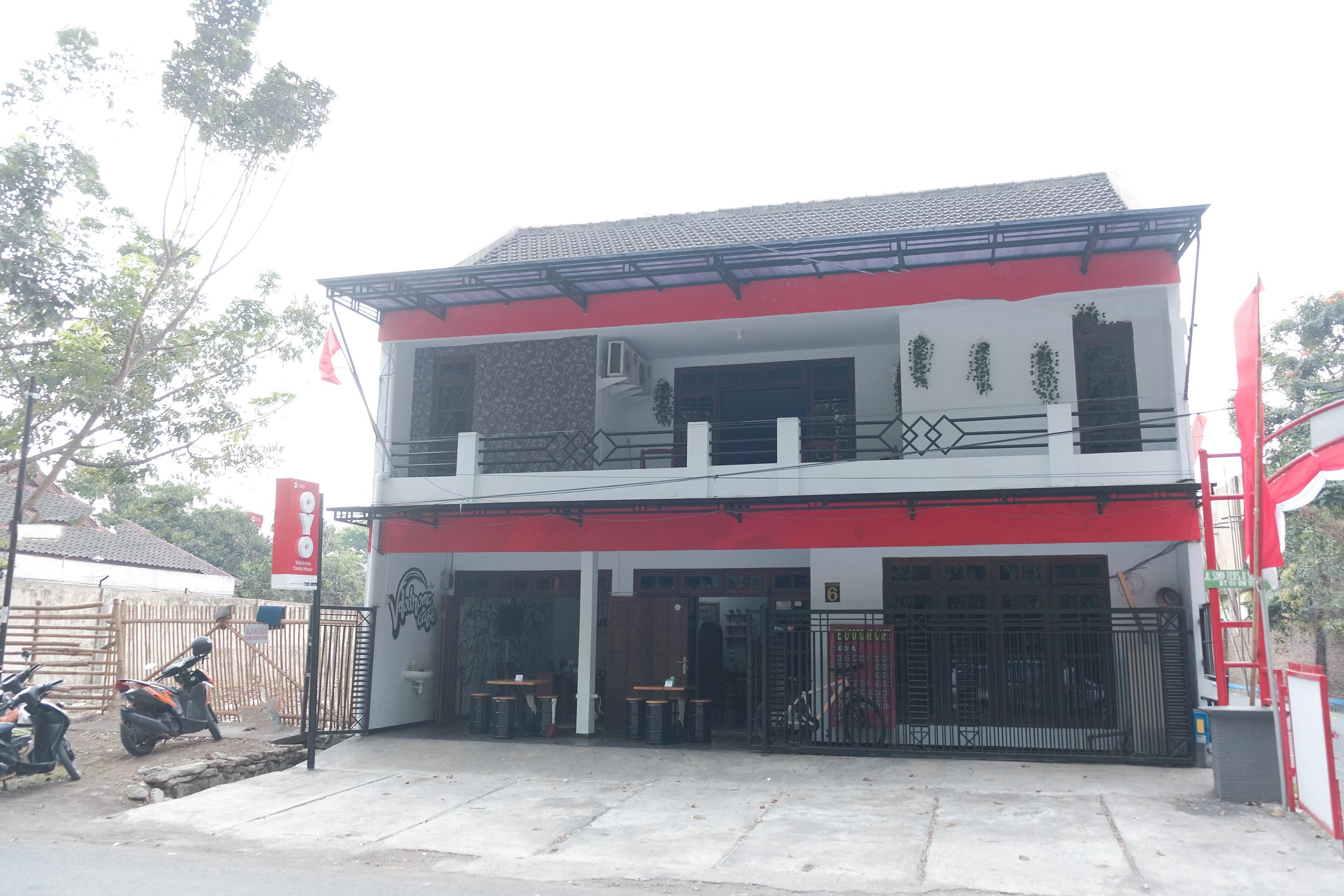 Hotel Oyo 1380 Velodrome Family House Syariah Malang Esterno foto