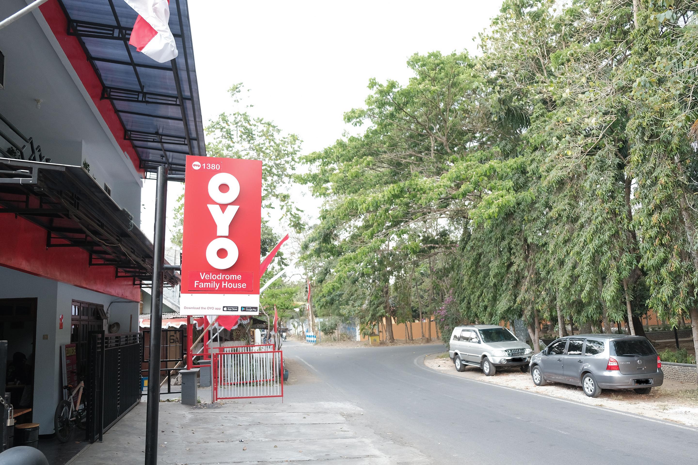 Hotel Oyo 1380 Velodrome Family House Syariah Malang Esterno foto