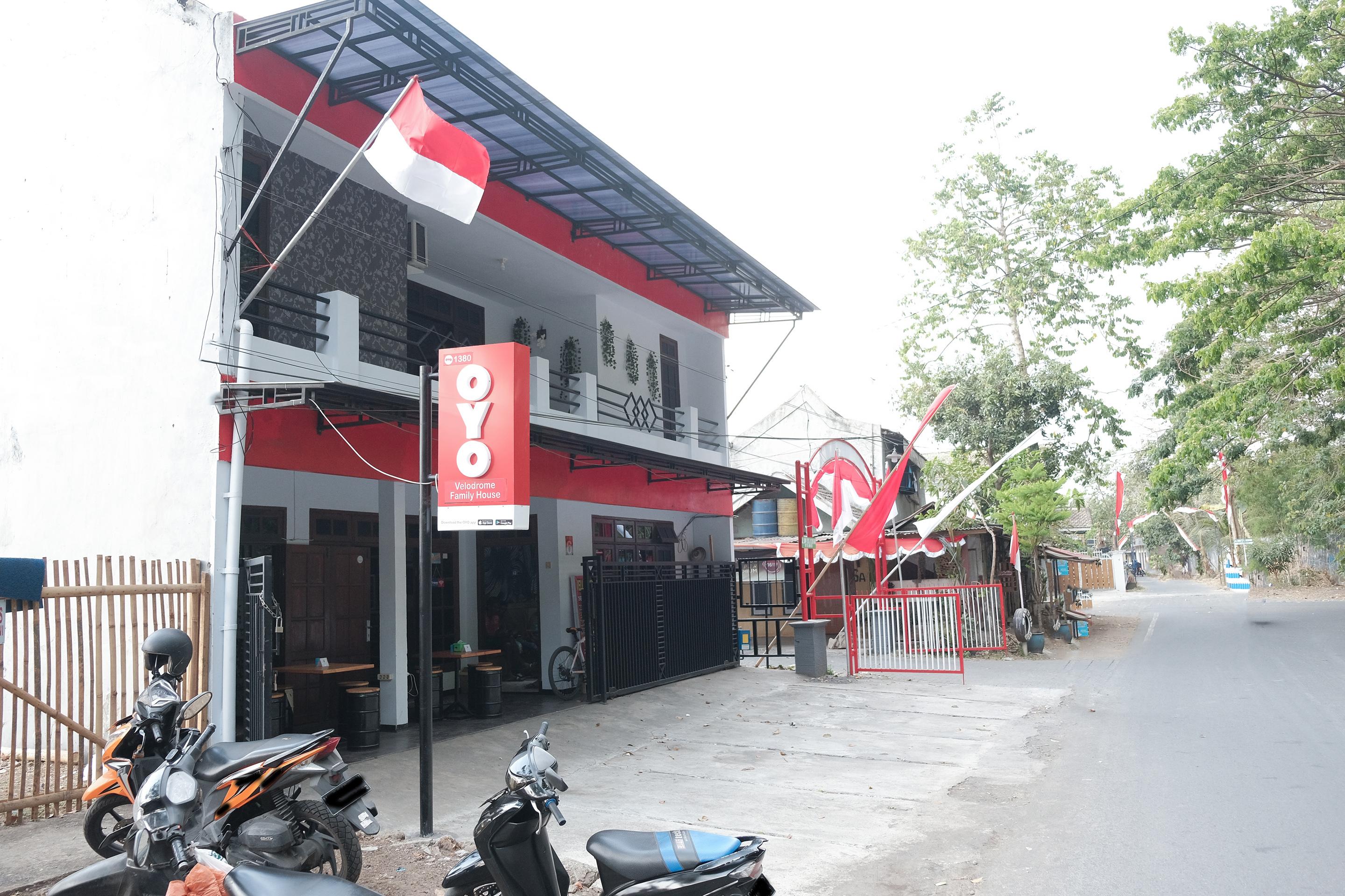 Hotel Oyo 1380 Velodrome Family House Syariah Malang Esterno foto